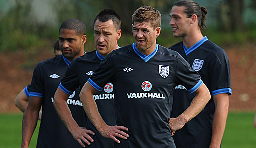 Kapitän Steven Gerrard (M.) führt die englische Nationalmannschaft zur EM-Endrunde