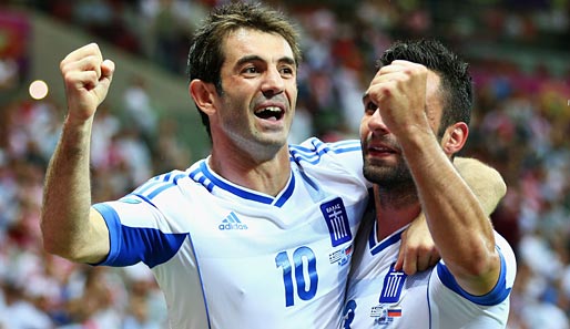 Giorgos Karagounis (l.) und Giorgos Tzavelas feiern den Einzug ins Viertelfinale