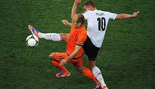 Podolski war defensiv stark (hier gegen Arjen Robben), offensiv muss aber mehr kommen