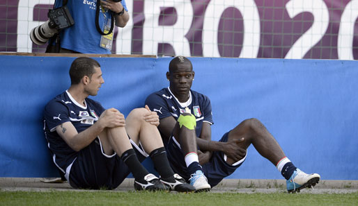 Mario Balotelli (r.) musste das Training auf Grund einer Knieblessur abbrechen