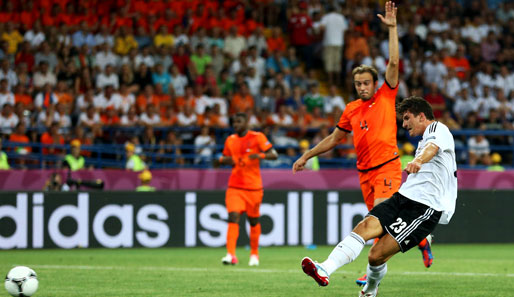 Mario Gomez (r.) peilt gegen Dänemark seinen vierten Turniertreffer an