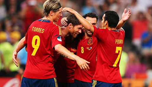 Real-Star Xabi Alonso (2.v.l.) zog mit Spanien souverän ins Halbfinale der EM ein