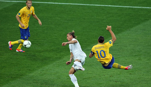 Zlatan Ibrahimovic (r.) brachte Schweden mit einem Traumtor in Führung