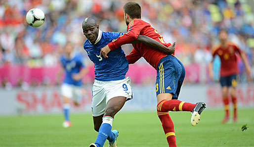 Spanien und Italien lieferten sich ein packendes Duell. Hier: Mario Balotelli (l.) und Gerard Pique