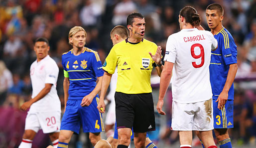 Schiedsrichter Kassai (M.) stand im Spiel zwischen Ukraine und England ungewollt im Mittelpunkt