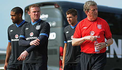 Roy Hodgson (r.) vermisst seinen Star - Wayne Rooney (2.v.l.)