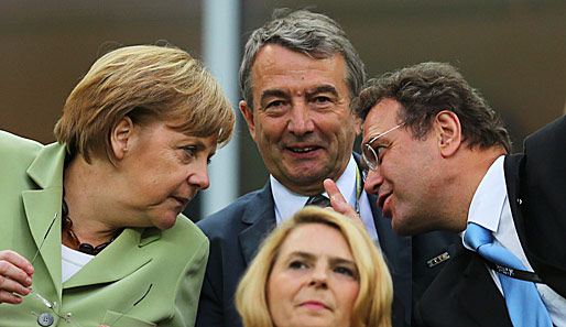 Wolfgang Niersbach (M.) im angeregten Plausch mit Kanzlerin Merkel und Innenminister Friedrich