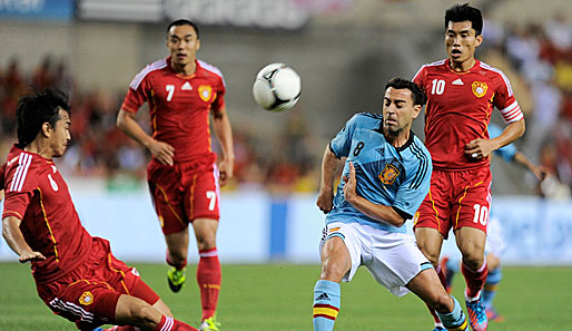 Xavi (2.v.r.) und seine Kollegen vom FC Barcelona waren gegen China wieder mit von der Partie