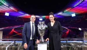 Die DFB-Botschafter Philipp Lahm und Celia Sasic präsentieren den EM-Pokal im Olympiastadion in Berlin.