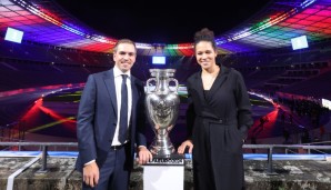 Turnierdirektor Philipp Lahm und Botschafterin Célia Sasic präsentieren den EM-Pokal im Olympiastadion in Berlin.