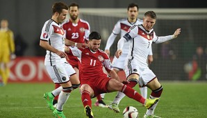 Beim Spiel zwischen Deutschland und Georgien rannten mehrere Fans auf das Spielfeld