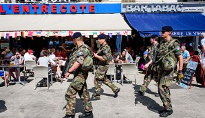 Die französischen Sicherheitsbeamten kontrollieren auch in den Städten