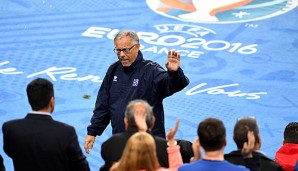 Islands Erfolgscoach Lars Lagerbäck verabschiedet sich nach dem Aus gegen Frankreich von den Fans