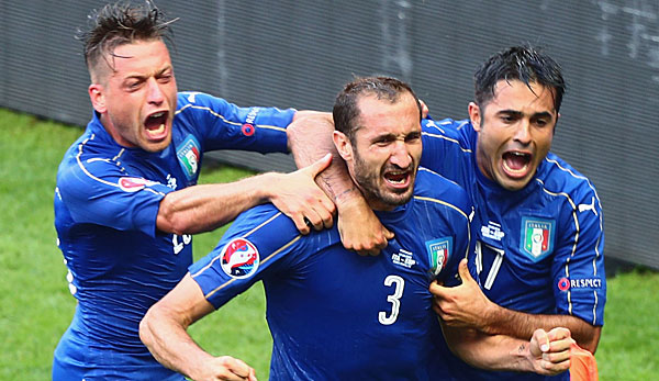 Chiellini, Giaccherini und Eder feiern den Treffer zum 1:0 gegen Spanien