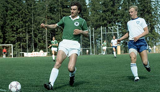 Sportplatzidylle: Rudi Völler (l.) 1981 im Qualifikationsspiel gegen Finnland