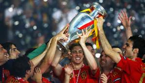 Für Deutschland endete die Euro 2008 nach dem Sommermärchen ähnlich dramatisch: Nach zwei knappen Siegen scheiterte die Löw-Elf im EM-Finale an Spanien und Stürmer Fernando Torres, der mit seinem Siegtreffer die goldene spanische Fußballära einleitete.