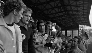 EM 1972: Weiterhin nahmen nur vier Teams an der Endrunde teil, am Ende holte sich eine von Stars gespickte deutsche Nationalmannschaft den Titel. Beckenbauer, Müller, Maier und Netzer bildeten das Herz des Teams.
