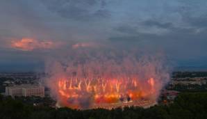 Bombastisch, wie das Feuerwerk das komplette Olimpico erscheinen lässt, als stünde es in Flammen.