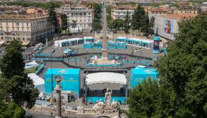 In Rom hatte der europäische Verband eine Art EM-Stadt im Kleinen aufgebaut, das sogenannte "Fan Village". Fügt sich farblich sehr hübsch in die Piazza del Popolo ein.
