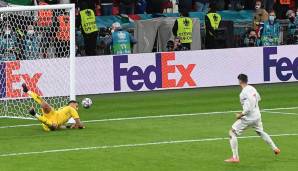 DE STANDAARD: "Schwache Italiener entkommen nach einem Penalty-Thriller. Ein Fußballspiel dauert 120 Minuten und am Ende gewinnen die Italiener im Elfmeterschießen. Gibt es den Fußballgott wirklich nicht?"
