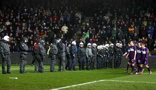 Mehr Polizei als Spieler auf dem Rasen: In Wien stand die Partie kurz vor dem Abbruch