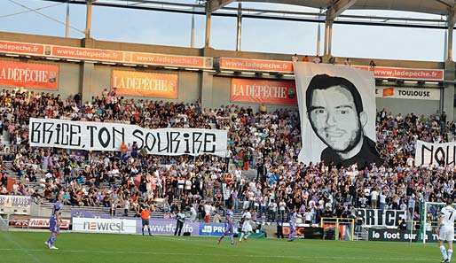 Die Anhänger von Toulouse gedachten Brice Tanton mit Spruchbändern auf der Tribüne