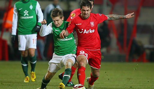 Das Hinspiel gewann Enschede mit 1:0. Siegtorschütze war Theo Janssen (r.)