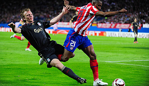 Eine Szene aus dem Hinspiel in Madrid: Luis Amaranto Perea erobert den Ball gegen Dirk Kuyt (l.)
