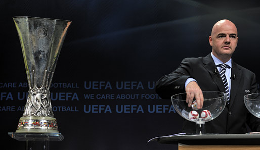 UEFA-Generalsekretär Gianni Infantino zog zusammen mit Dublin-Botschafter Ronnie Whelan die Lose