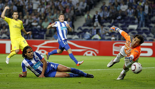 Porto-Torjäger Falcao (am Boden) steht in der Europa League bei 15 Saisontoren - 16 wären Rekord
