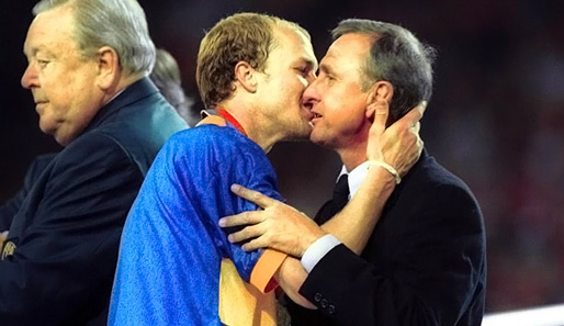 Jordi Cruyff (r.) nach der Niederlage im UEFA-Cup-Finale mit Alaves, Papa Johan war Ehrengast