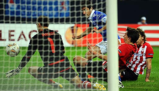 Raul (M.) trifft aus sehr spitzem Winkel zum Schalker Ausgleich gegen Athletic Bilbao