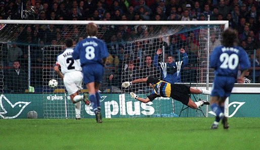 UEFA-Cup-Final-Hinspiel 1997 auf Schalke: Inters Zenga hat keine Chance gegen Wilmots' Schuss