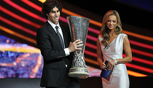 Tiago (l.) brachte den Pokal, Kate Abdo moderierte die Europa-League-Auslosung