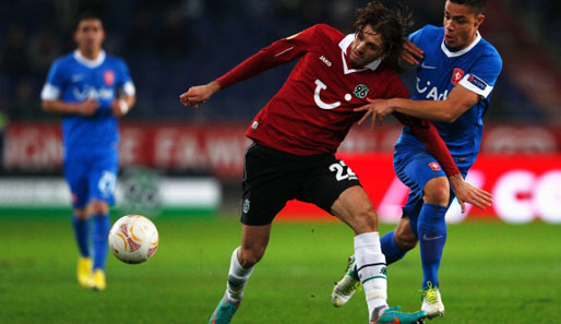 Hannovers Nikci (l.) schirmt den Ball gegen Twentes Rosales ab