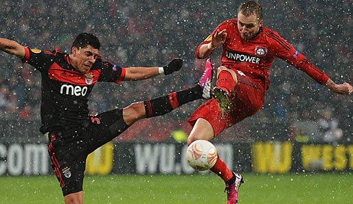 Michal Kadlec (r.) und Bayer Leverkusen benötigen bei Benfica einen Auswärtssieg
