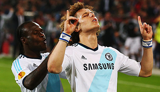 Chelsea-Verteidiger David Luiz (r.) schlug in der 94. Minute per Freistoßtreffer zu