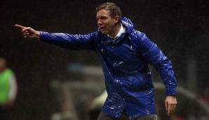 Julian Nagelsmann coacht sein Team im strömenden Regen an der Seitenlinie