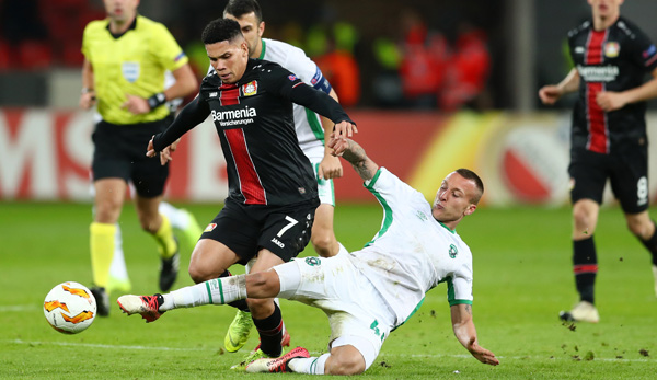 Bayers Paulinho setzt sich im Zweikampf gegen seinen Gegenspieler durch.