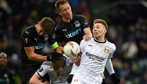 Hart umkämpft: Leverkusens Mitchell Weiser und Sven Bender kommen gegen Kransodar in arge Bedrängnis.