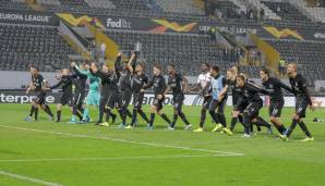 Die Eintracht-Spieler jubeln über den ersten Sieg der Europa-League-Saison.