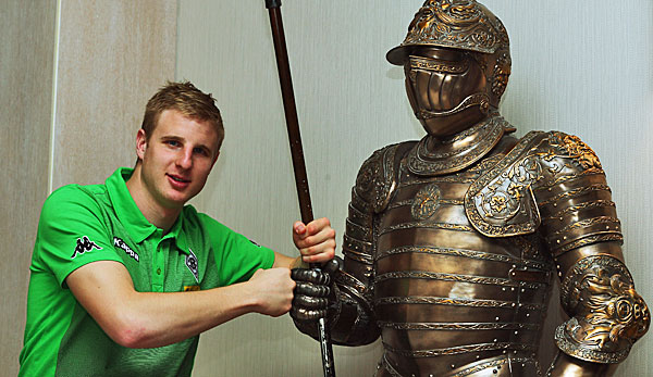 Martin Hinteregger posiert neben einer Ritterrüstung.