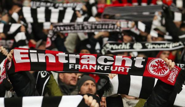 Zahlreiche Fans von Eintracht Frankfurt sind zum Viertelfinal-Rückspiel nach Barcelona gereist, um ihre Mannschaft anzufeuern.