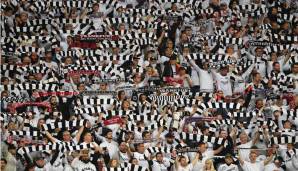 Die Fans von Eintracht Frankfurt unterstützen ihre Mannschaft.