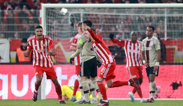 Einfach mal drauf gehalten: Josip Juranovic erzielt das 2:0 gegen Ajax Amsterdam