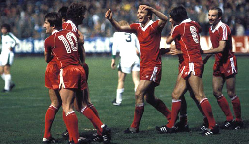 Charly Körbel (M.) feiert 1980 mit der Eintracht den Gewinn des UEFA-Cups