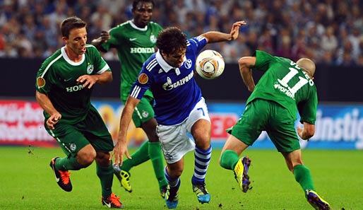 Grüne Wand: Schalke-Star Raul (M.) hatte gegen Haifa zwei dicke Torchancen