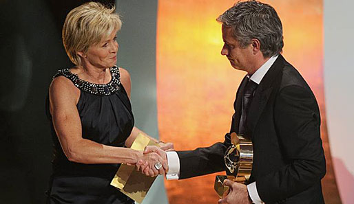 Silvia Neid (l.) wurde 2010 von der FIFA zur ersten Welt-Trainerin des Jahres gekürt