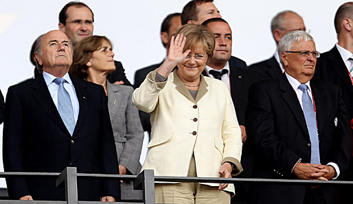 Bundeskanzlerin Angela Merkel hat Bundestrainerin Silvia Neid zum Gruppensieg gratuliert
