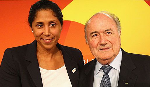 OK-Chefin Steffi Jones und Sepp Blatter bei einer Pressekonferenz zur Frauen-WM